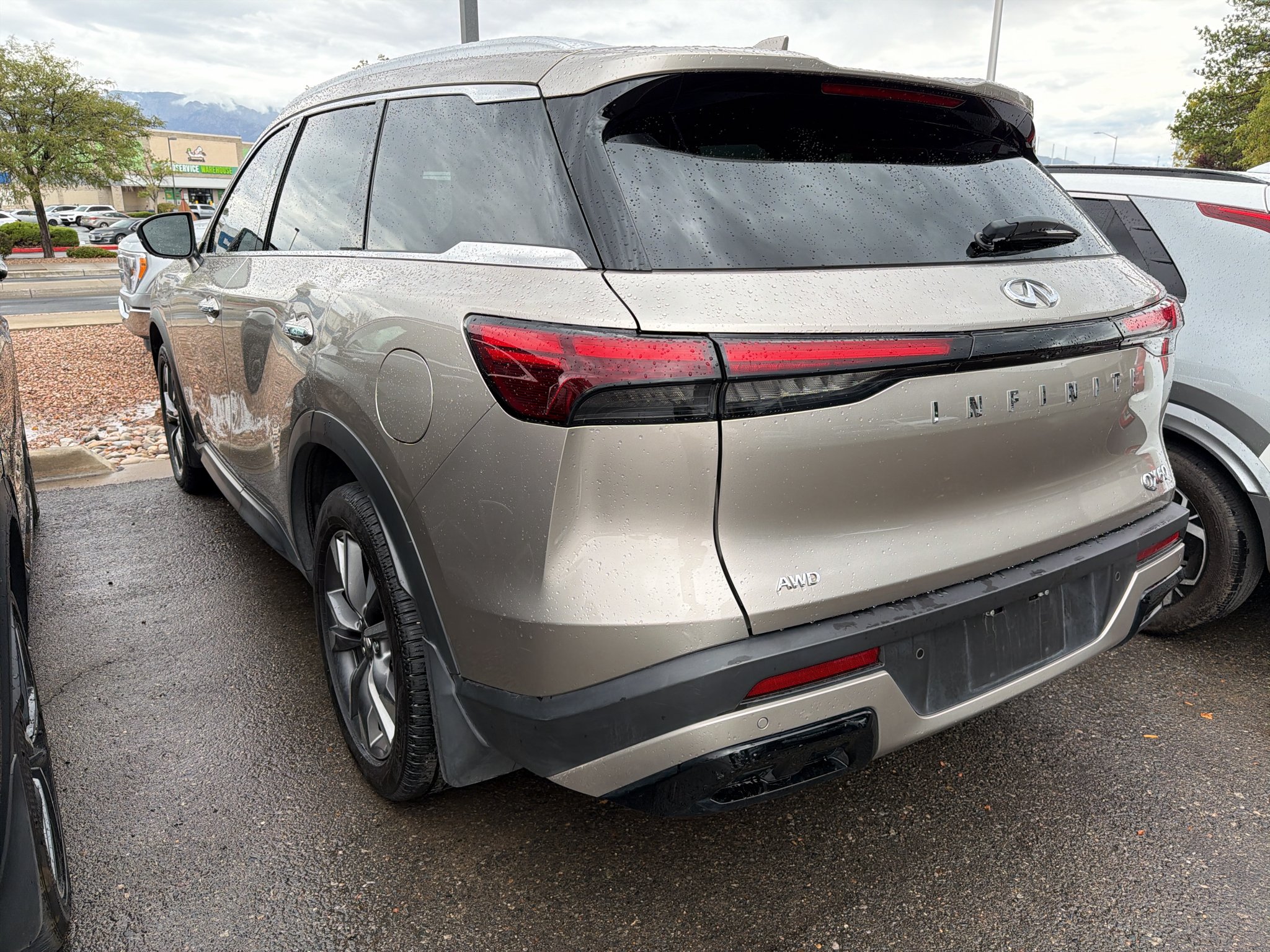 Used 2023 Warm Titanium INFINITI LUXE image 5