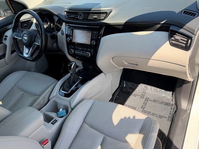 Used 2022 White Nissan SL image 35