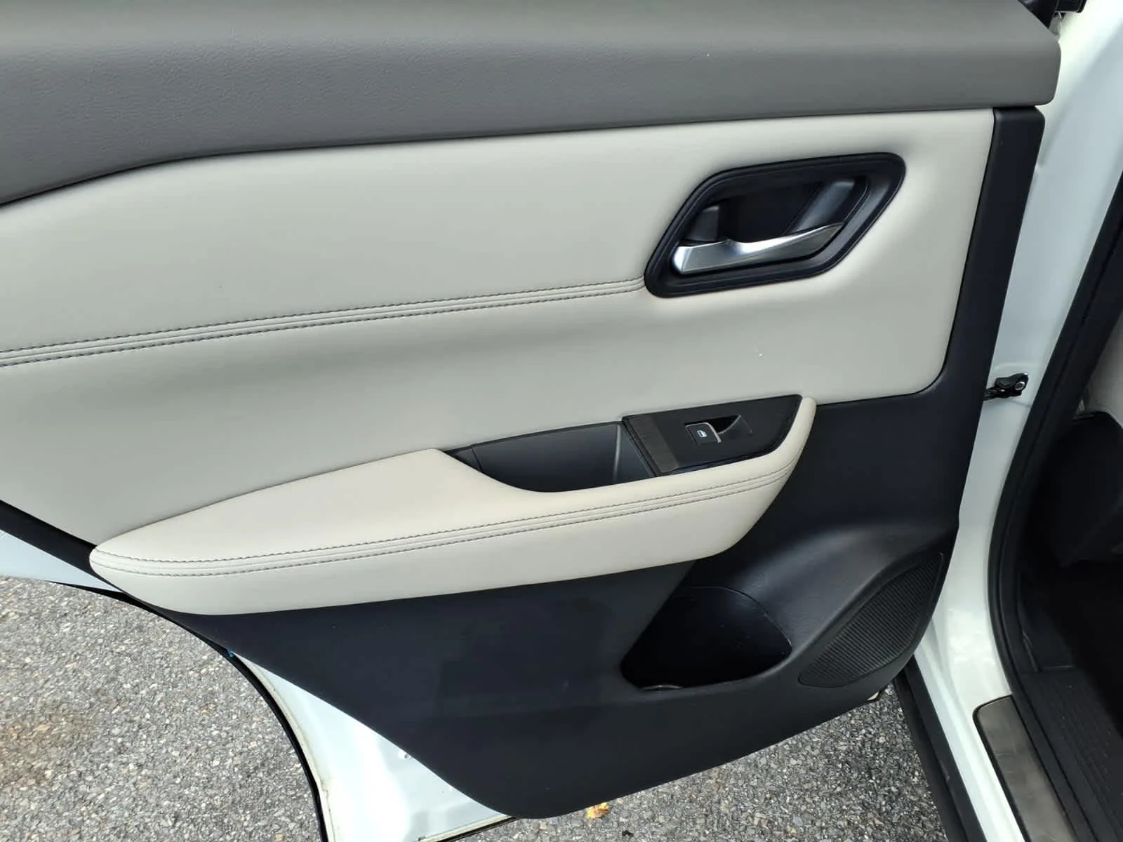 Certified Used 2023 Pearl White Tricoat/Super Black Nissan SL image 11