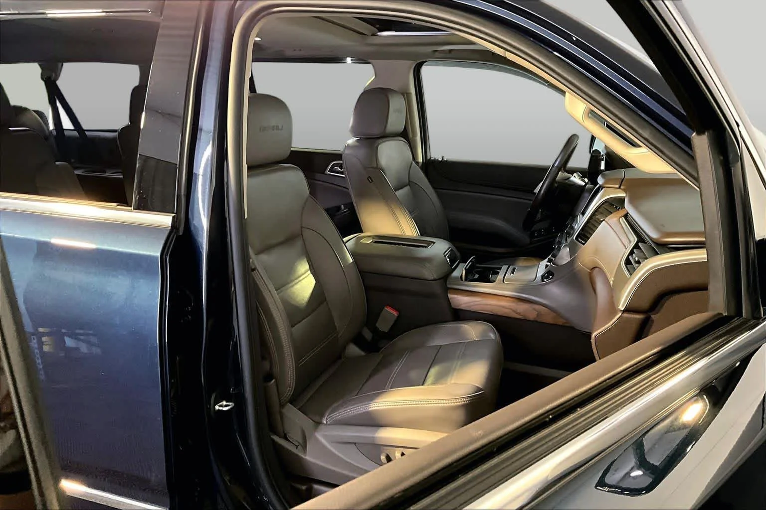 Used 2020 Dark Sapphire Blue Metallic GMC Denali image 8