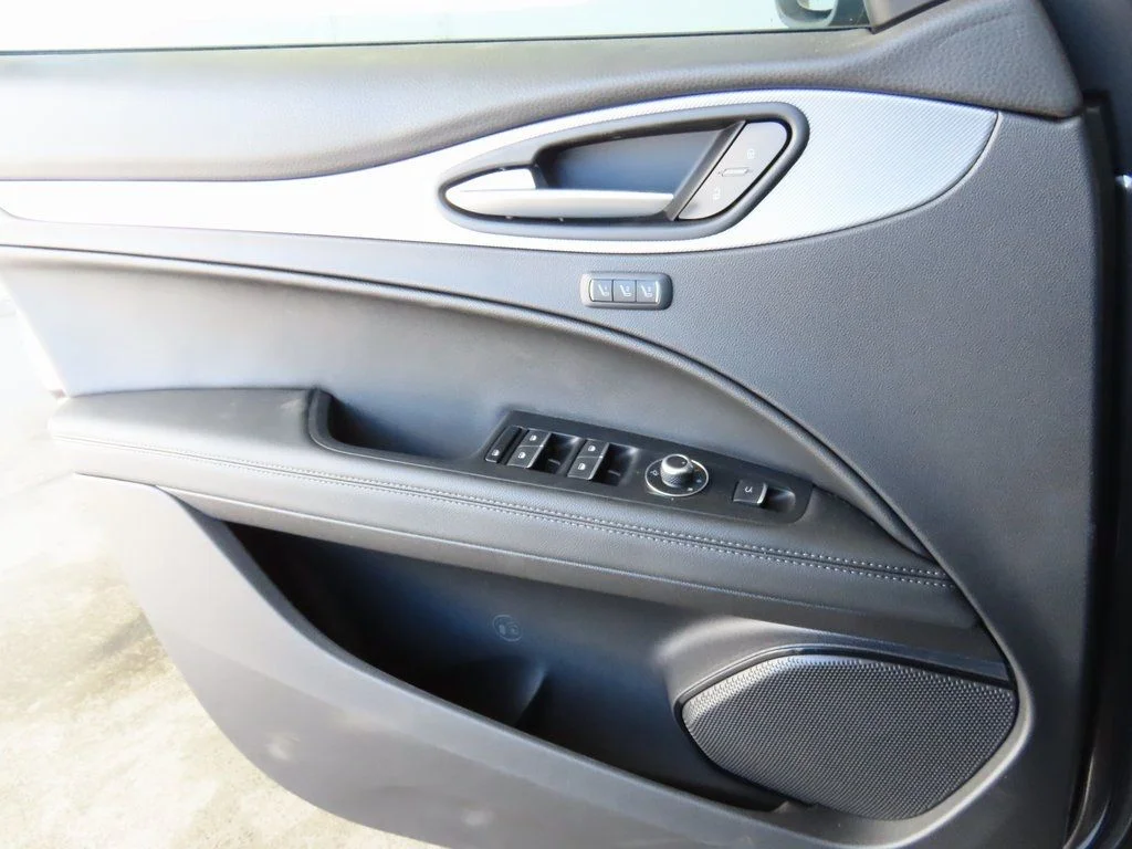 New 2025 Vesuvio Gray Metallic Exterior Paint Alfa Romeo Base image 37