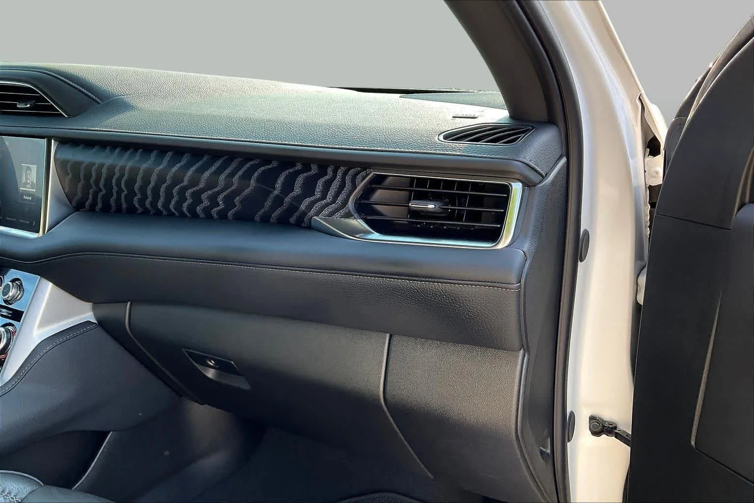 Used 2024 White Frost Tricoat GMC Denali image 19