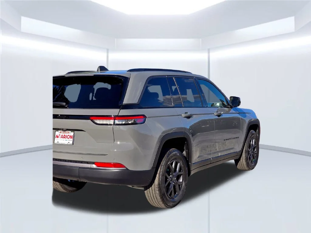 New 2027 Gray Jeep Laredo Altitude image 40