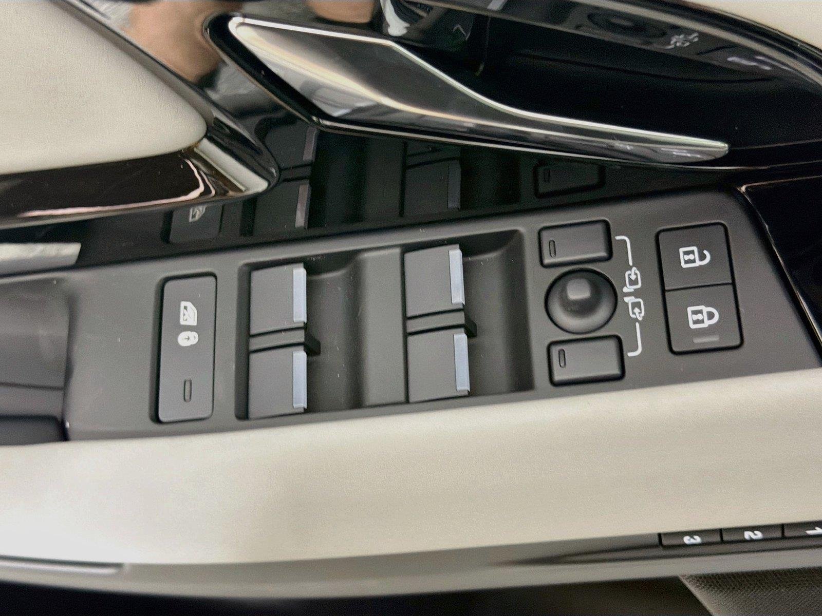 New 2026 Fuji White Land Rover Hoxton Edition image 17