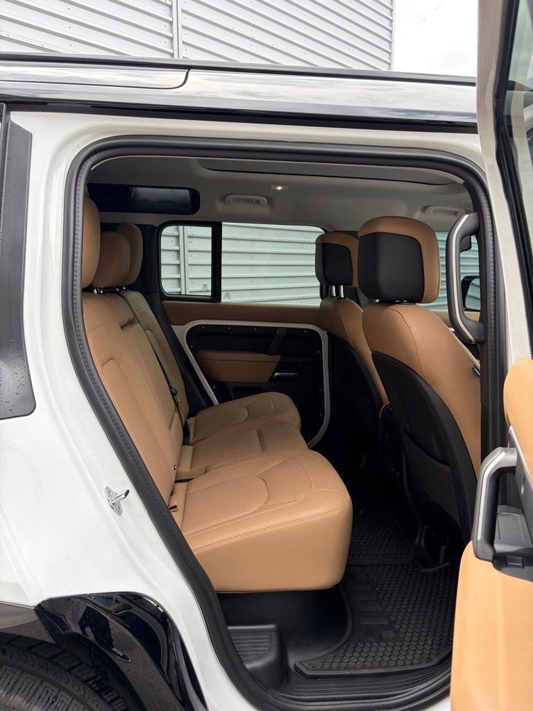 Used 2025 White Land Rover 110 P400 X-Dynamic SE image 10