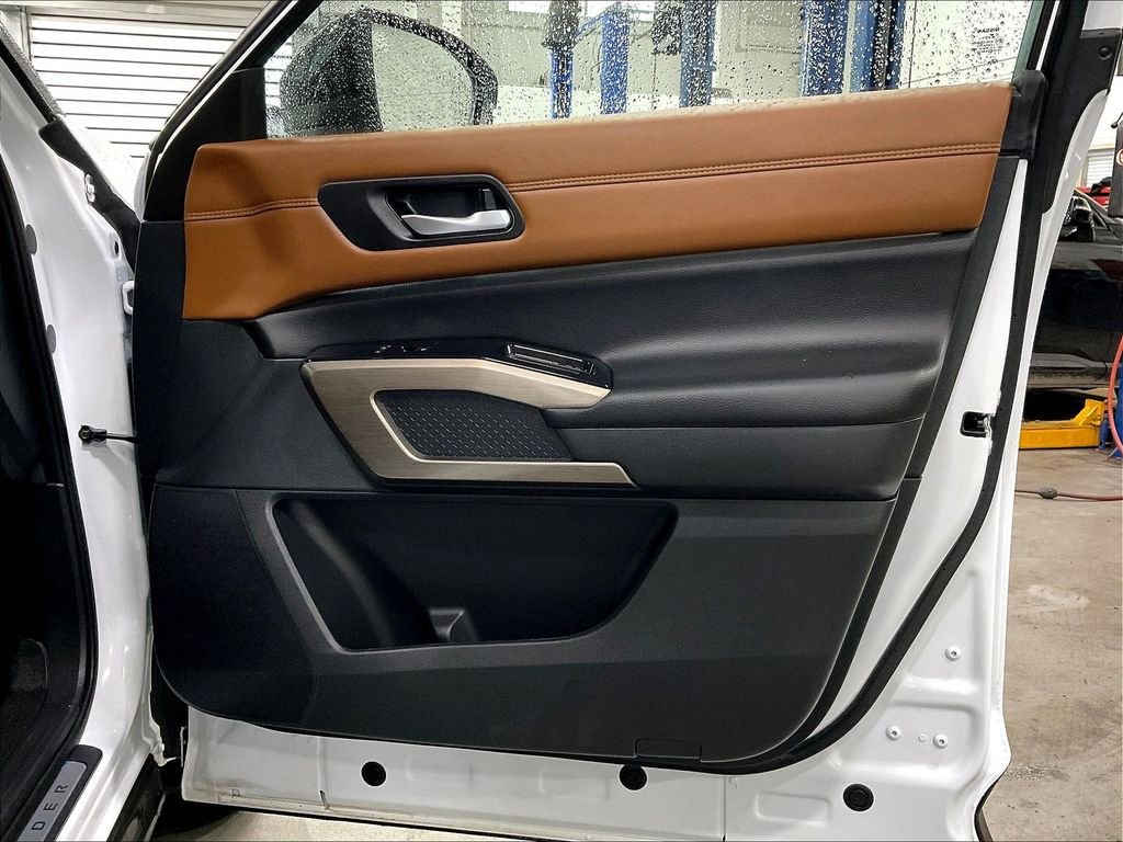 Used 2025 Everest White Pearl/Black Nissan Platinum image 12