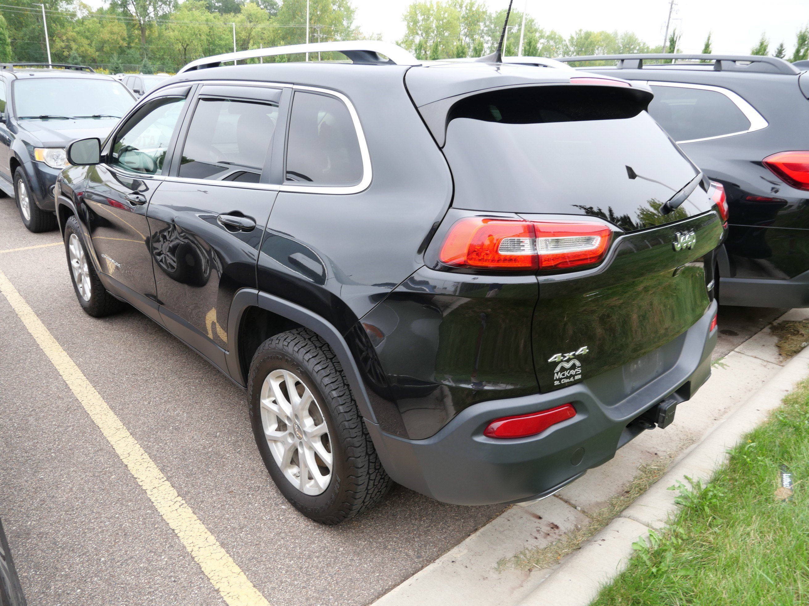 Used 2016 Brilliant Black Crystal Pearlcoat Jeep Latitude image 7