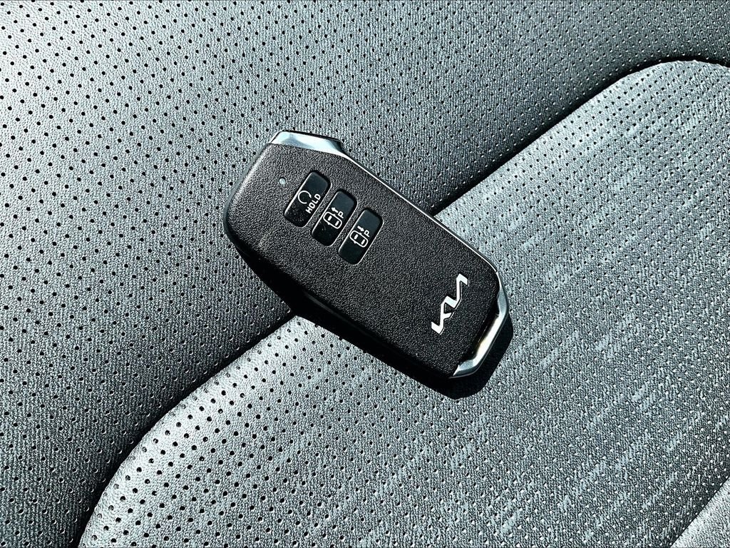 Used 2023 White Kia Wave image 30