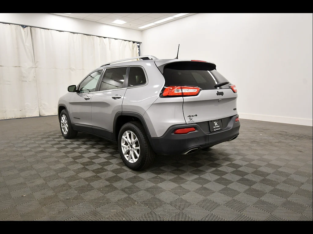 Used 2017 Billet Silver Metallic Clear Coat Jeep Latitude image 5