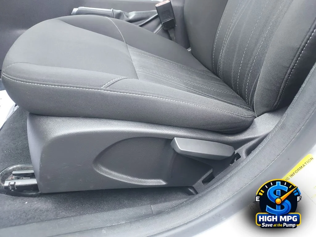 Used 2015 Silver Ford SE image 10
