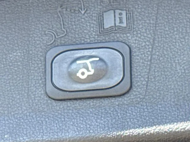 Used 2019 Blue Ford SEL image 9