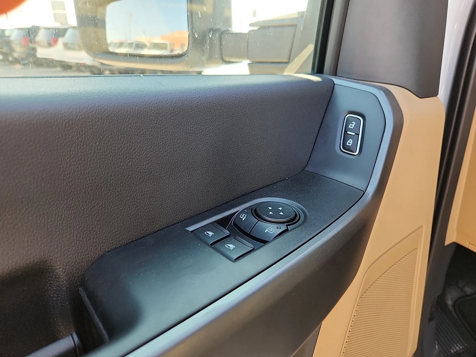 New 2027 Oxford White Ford XLT image 15