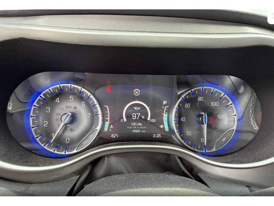 Used 2025 Ceramic Gray Clearcoat Chrysler Select image 4