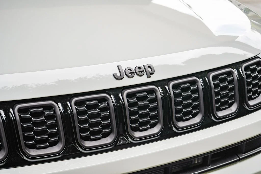 New 2026 Bright White Clear-Coat Exterior Paint Jeep Latitude image 9