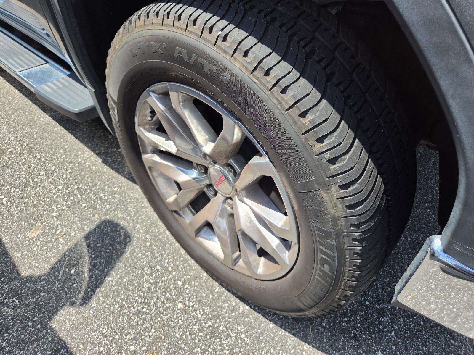 Used 2020 SATIN STEEL METALLIC GMC SLT image 4