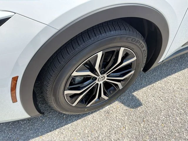 Used 2023 White Toyota XLE image 10