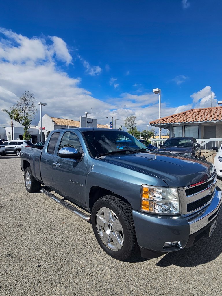 Used 2011  Chevrolet LT image 1