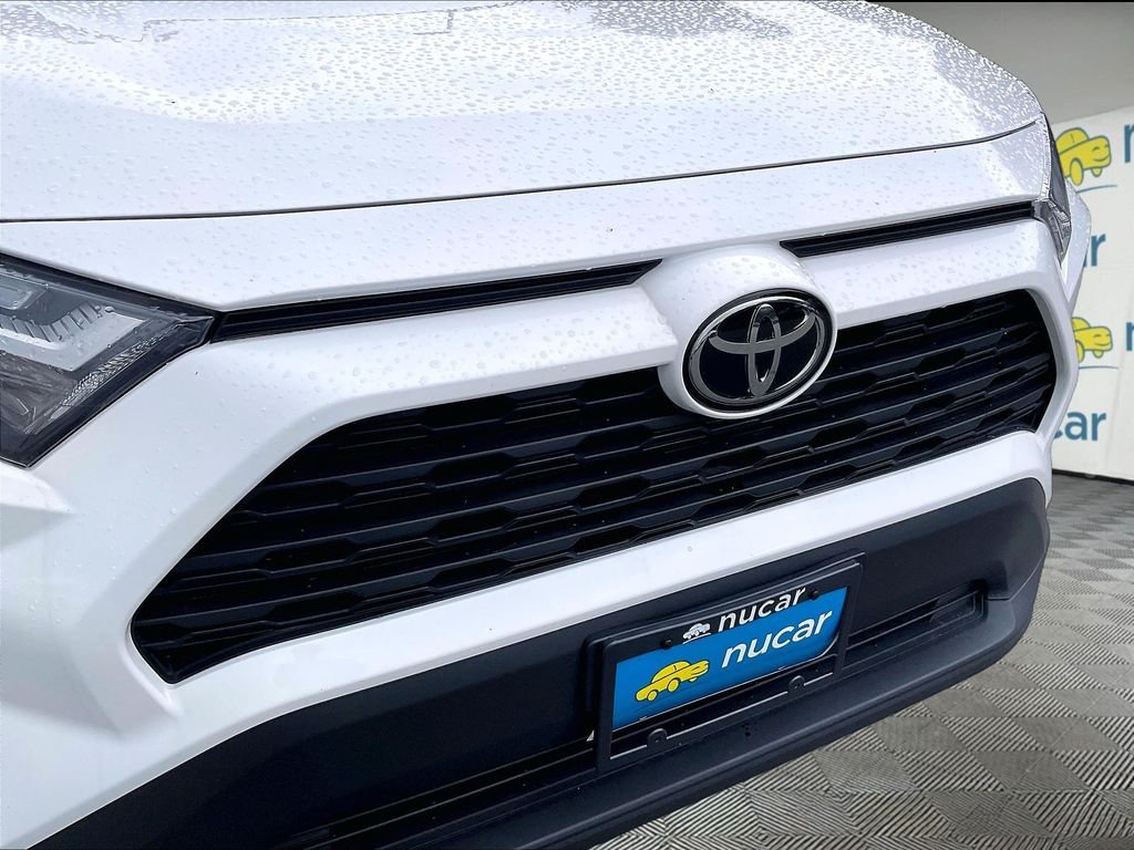 Used 2025 Ice Toyota LE image 28