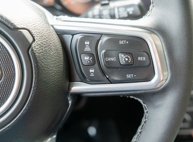 Used 2025  Jeep Sahara image 21