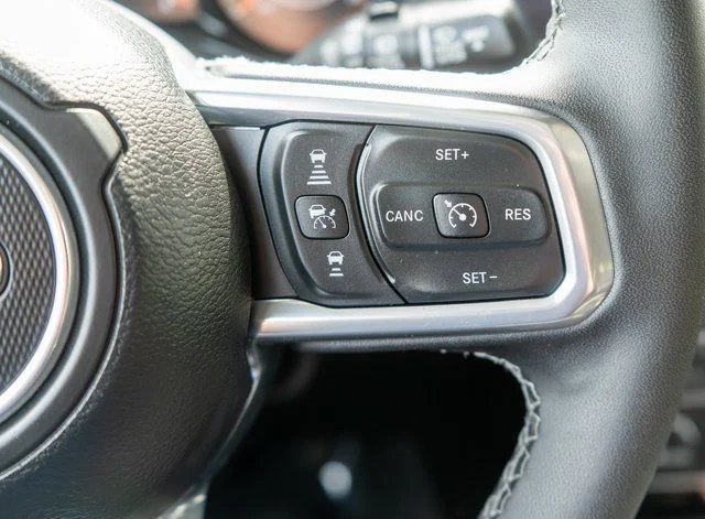 Used 2025 White/off-white Jeep Sahara image 21