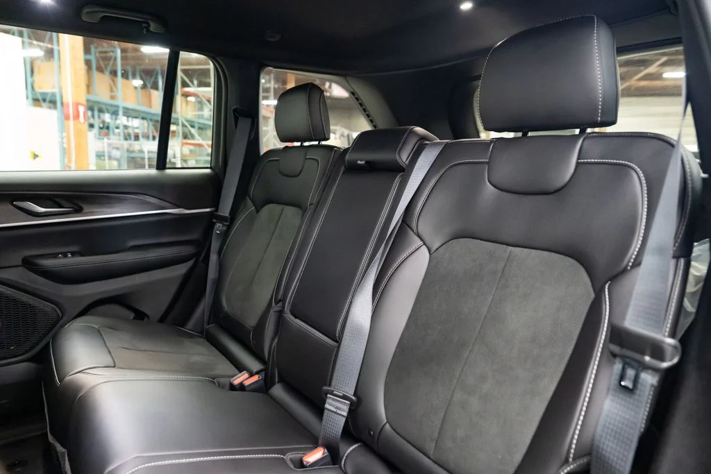 New 2026 Diamond Black Crystal Pearl-Coat Exterior Paint Jeep Altitude image 22
