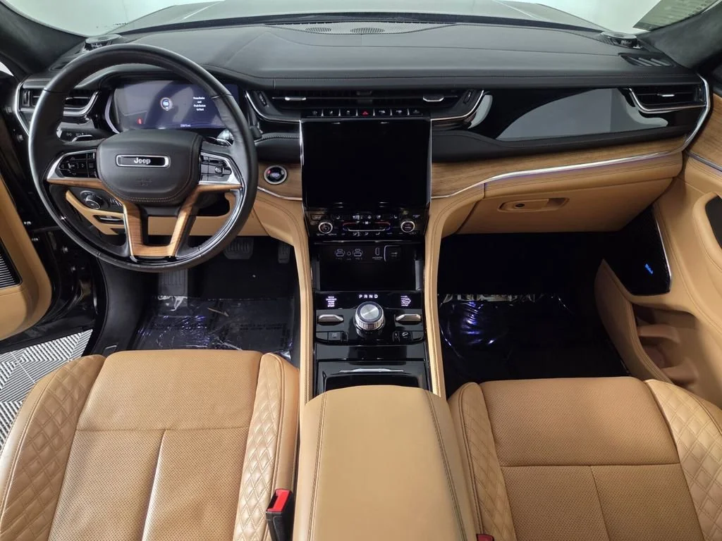 Used 2025 Diamond Black Crystal Pearlcoat Jeep Summit Reserve image 29
