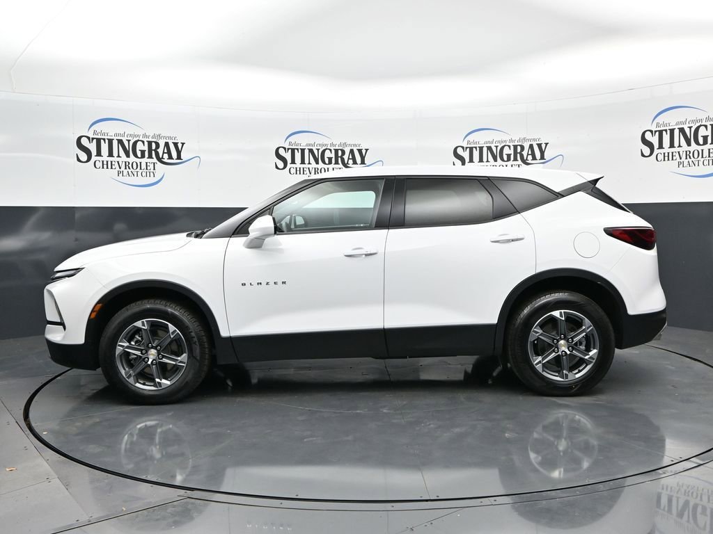 Used 2025 Summit White Chevrolet 2LT image 4