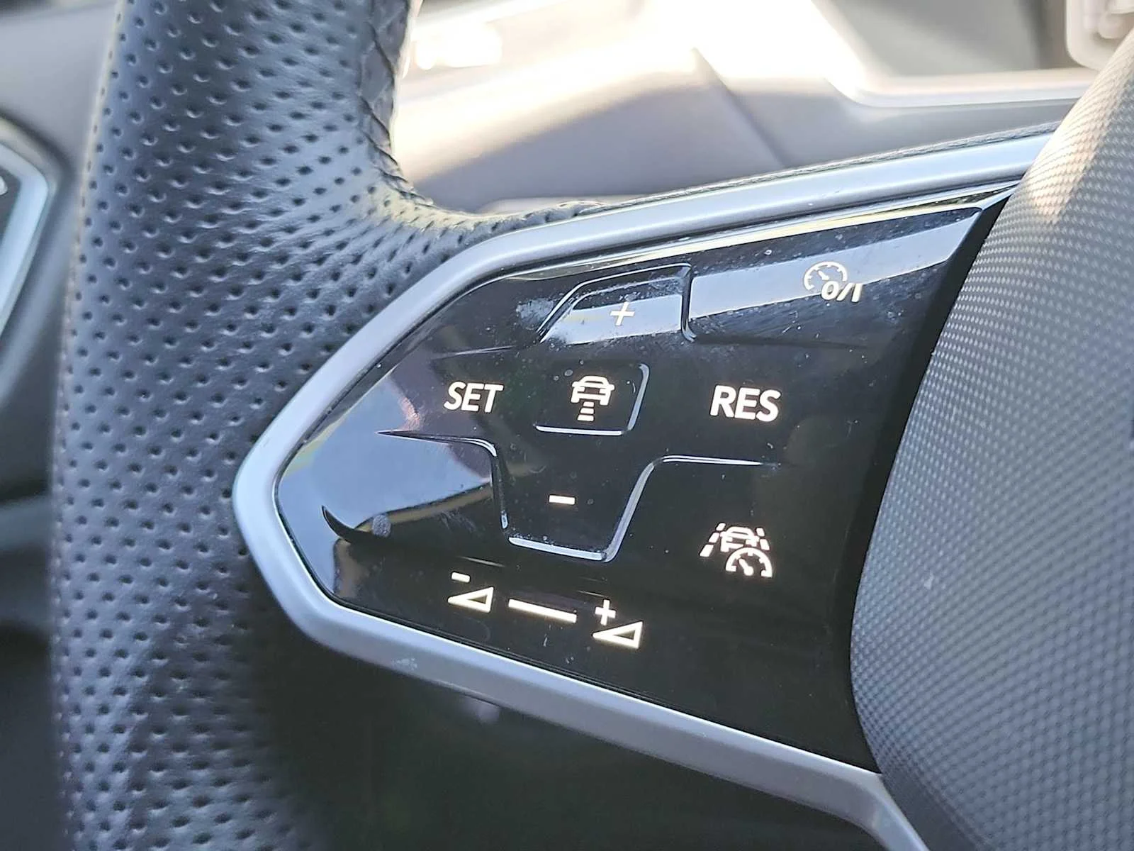 Used 2022 Oryx White Pearl Volkswagen SEL R-Line image 29