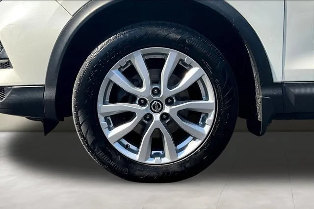 Used 2020 White Nissan SV image 32