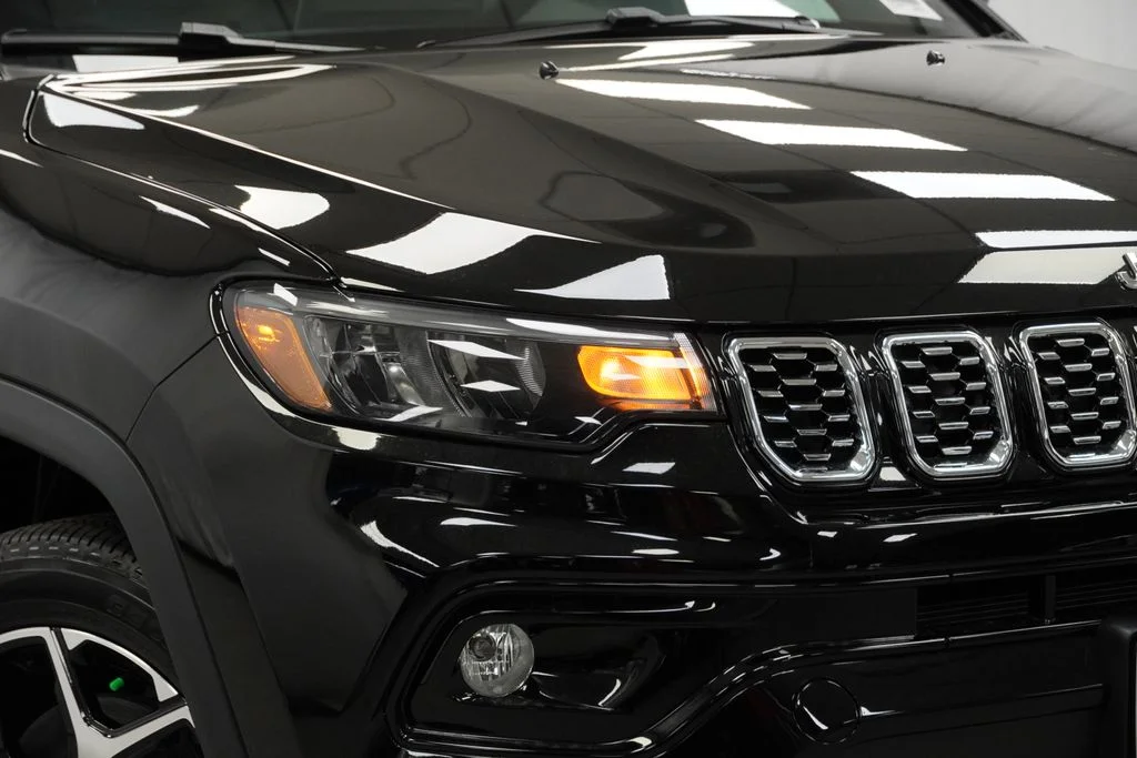 New 2026 Diamond Black Crystal Pearl-Coat Exterior Paint Jeep Limited image 5