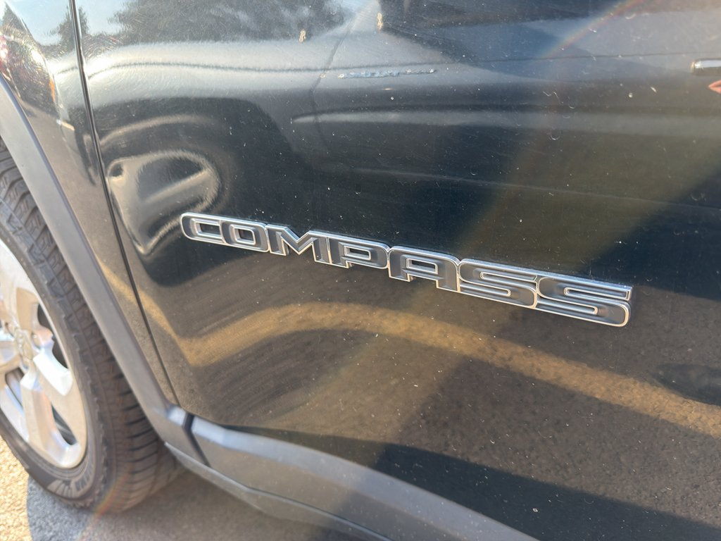 Used 2019 Diamond Black Crystal Pearlcoat Jeep Latitude image 8