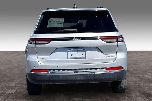 Used 2023 Silver Jeep Laredo image 4