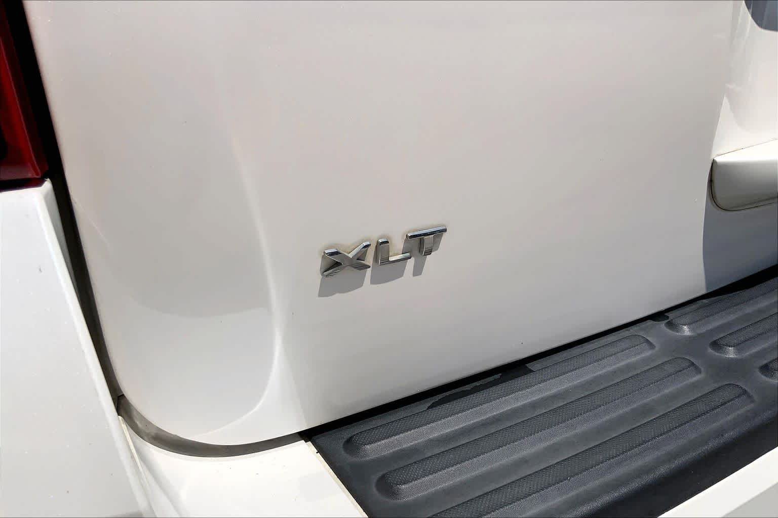 Used 2017 White Platinum Metallic Tri-Coat Ford XLT image 10