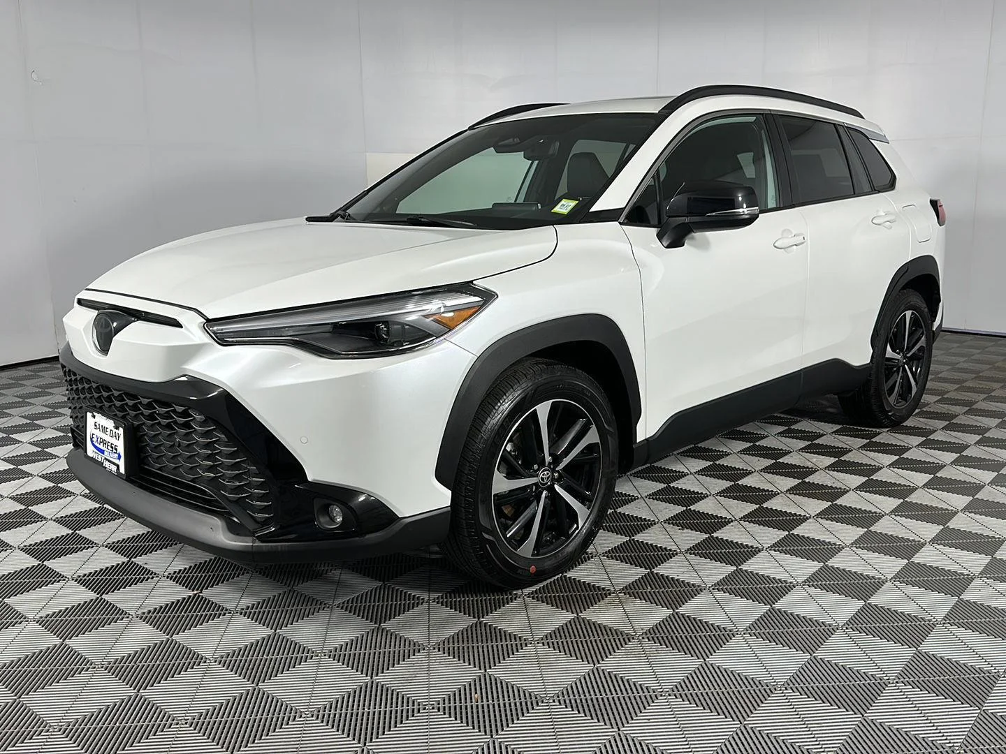 Used 2025 Wind Chill Pearl Toyota XSE image 3