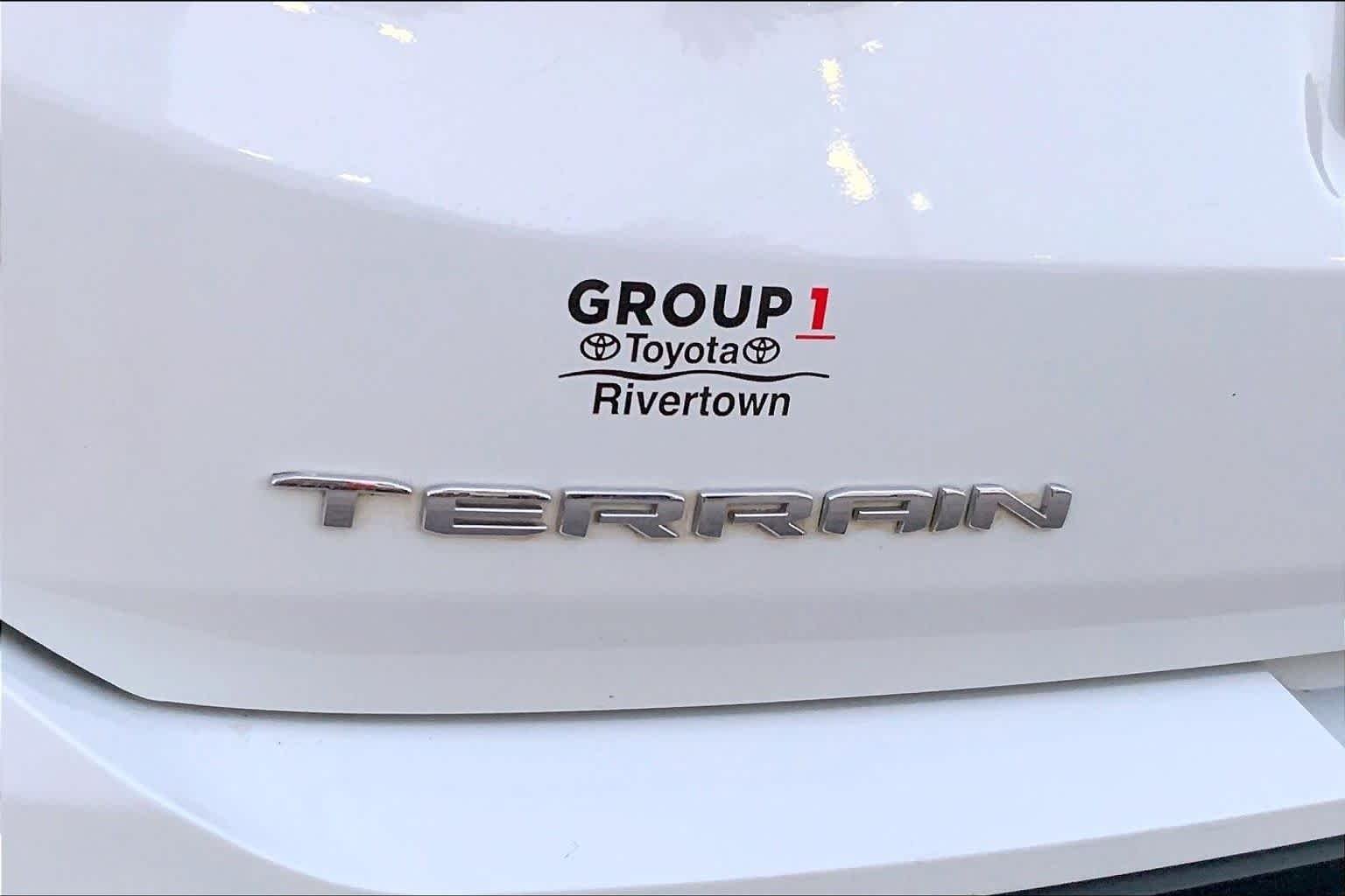 Used 2022 Summit White GMC SLE image 28