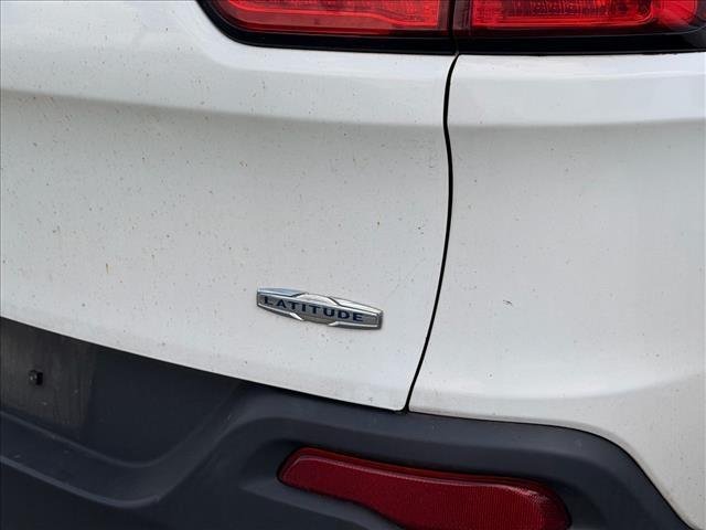 Used 2018 Bright White Clearcoat Jeep Latitude image 9
