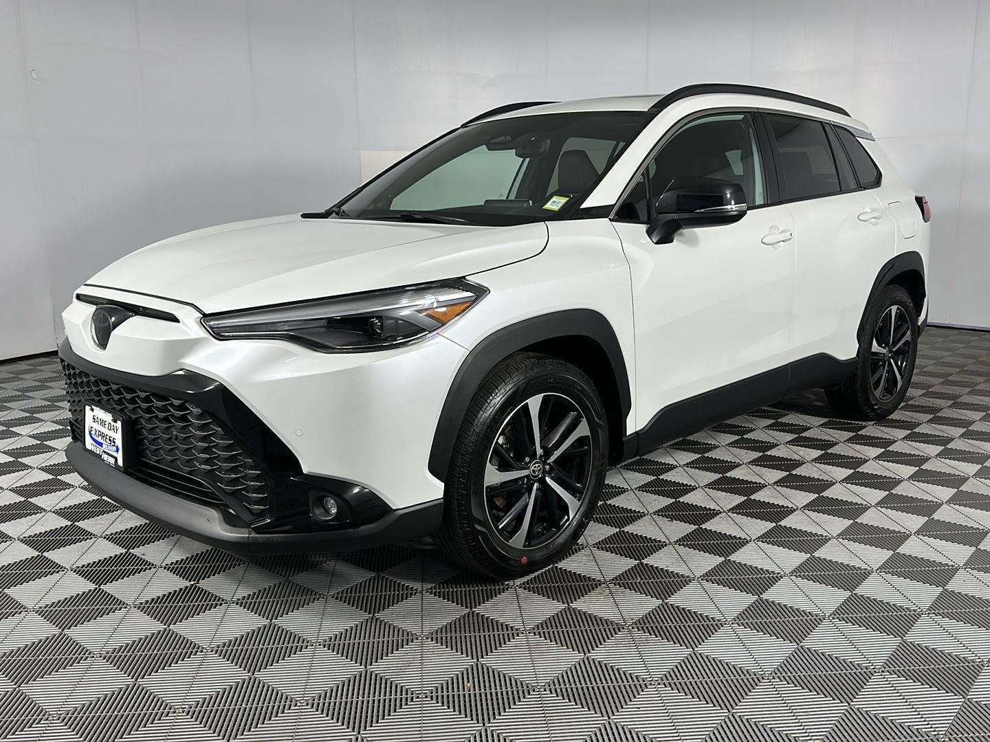 Used 2025 Wind Chill Pearl Toyota XSE image 3