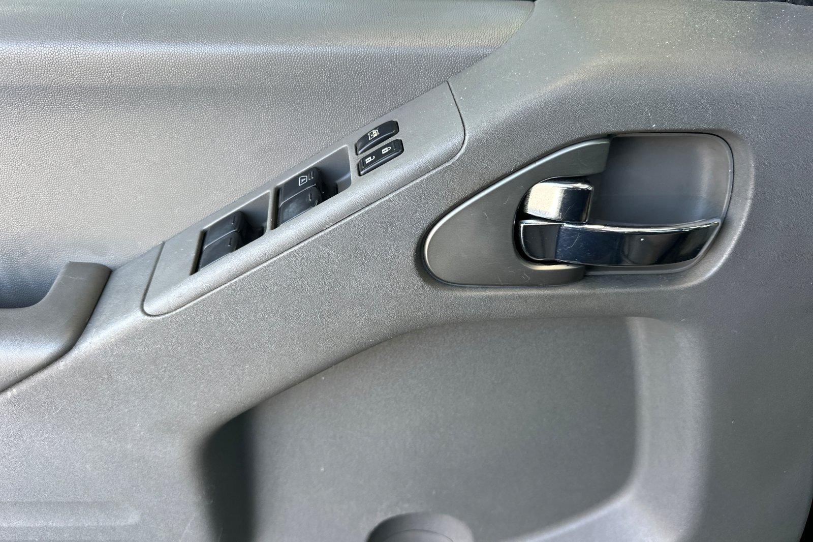 Used 2016  Nissan SV image 10