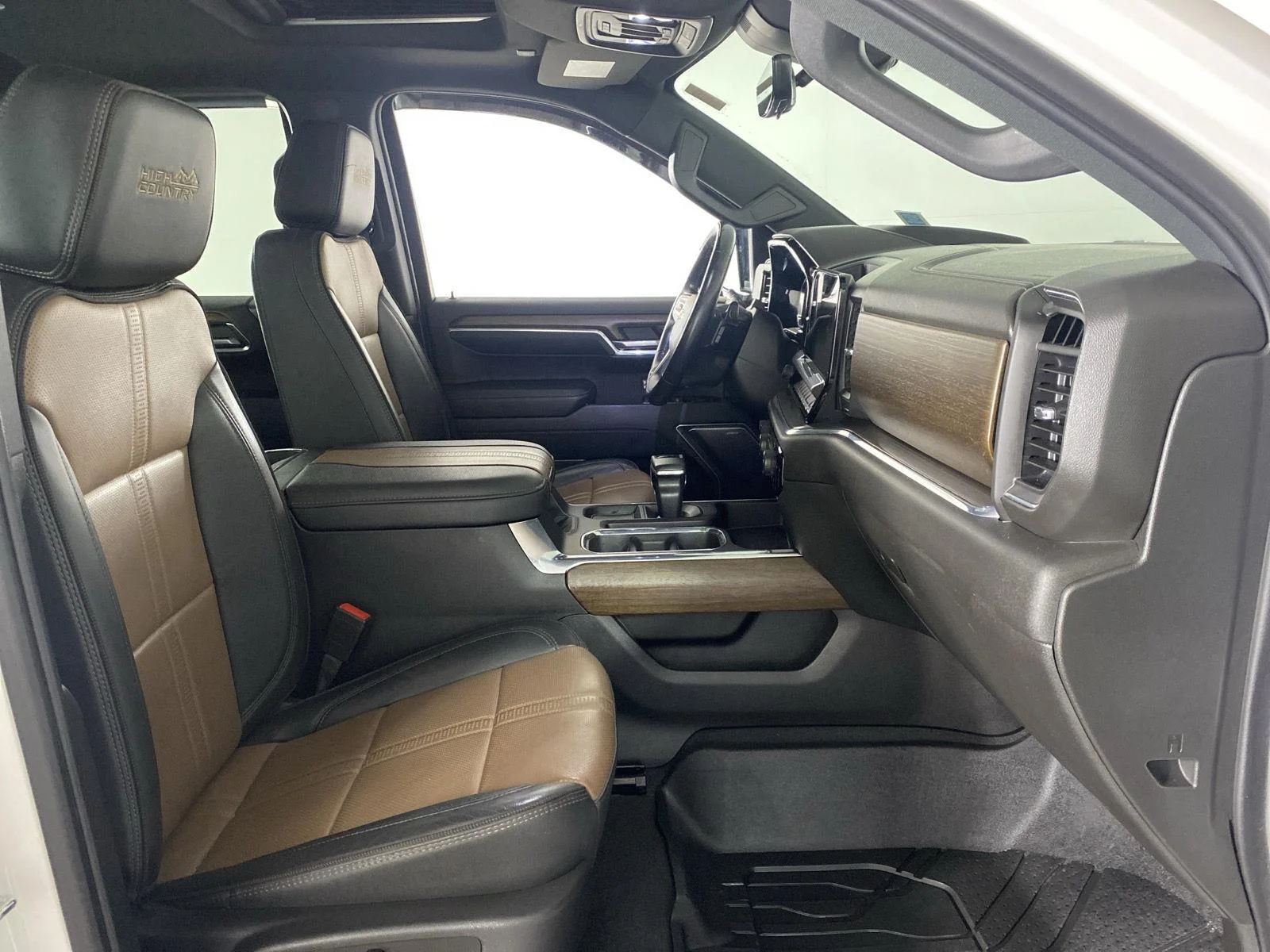 Used 2023 Iridescent Pearl Tricoat Chevrolet High Country image 29