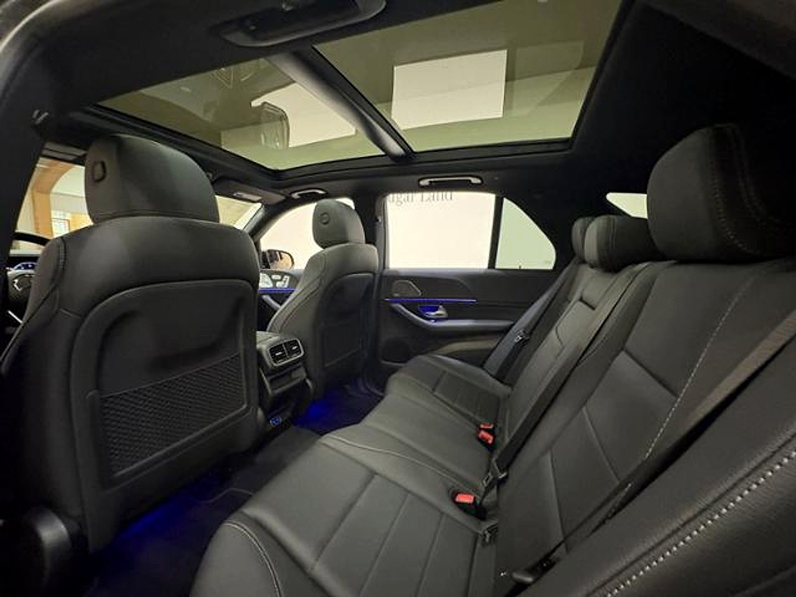 New 2026 MANUFAKTUR Silicon Grey Mercedes-Benz 4MATIC® image 21