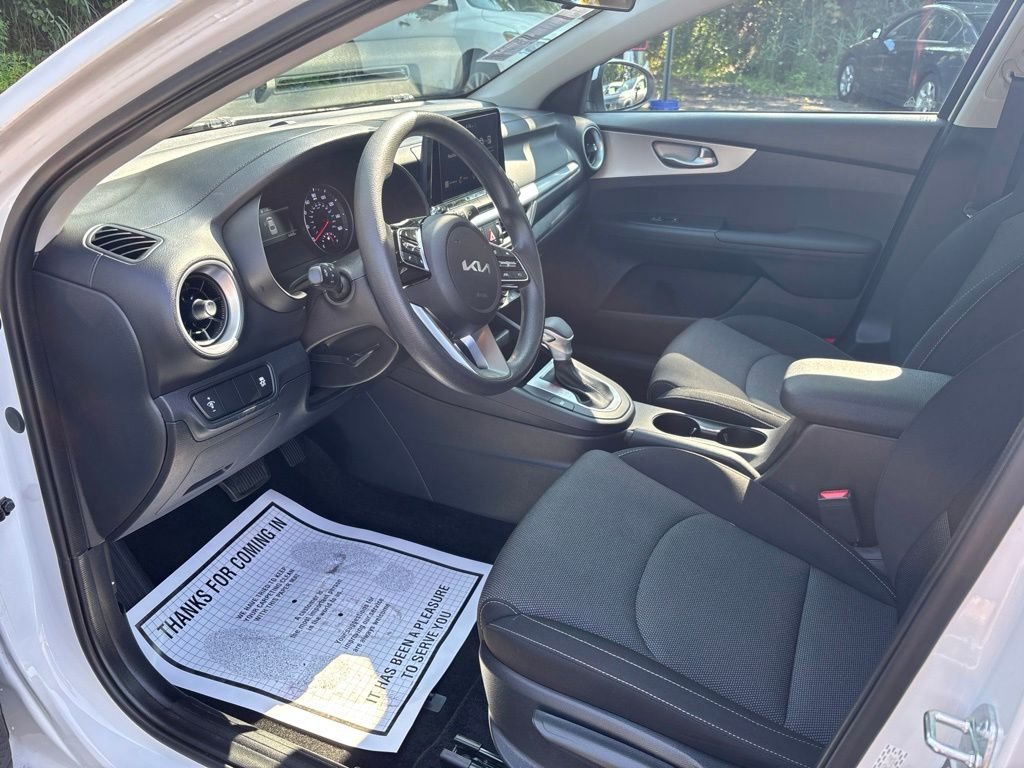 Used 2023 White Kia LXS image 9