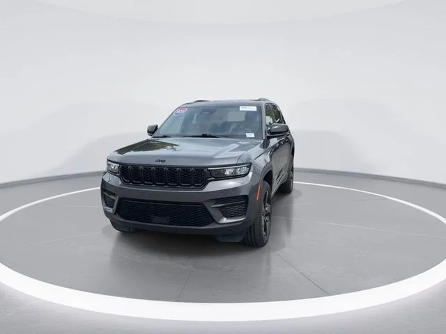 Used 2024 Gray Jeep Altitude X image 2