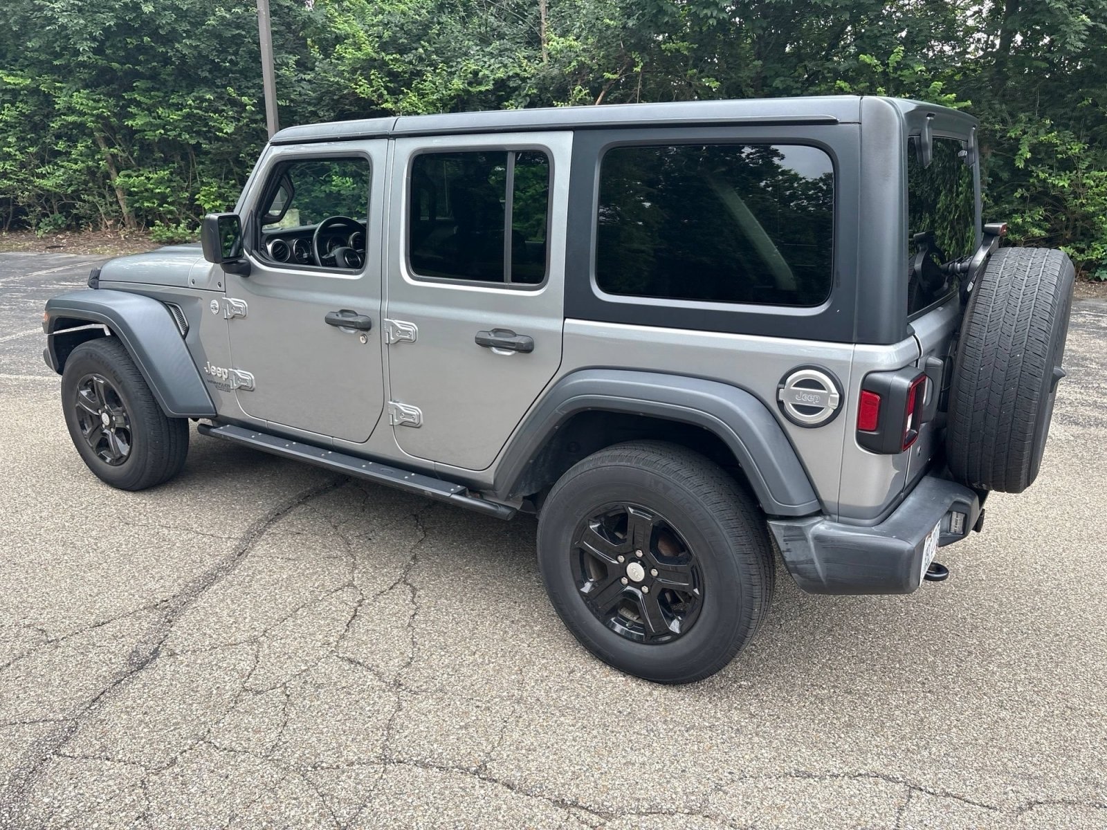 Used 2018 Billet Silver Metallic Clearcoat Jeep Sport S image 5