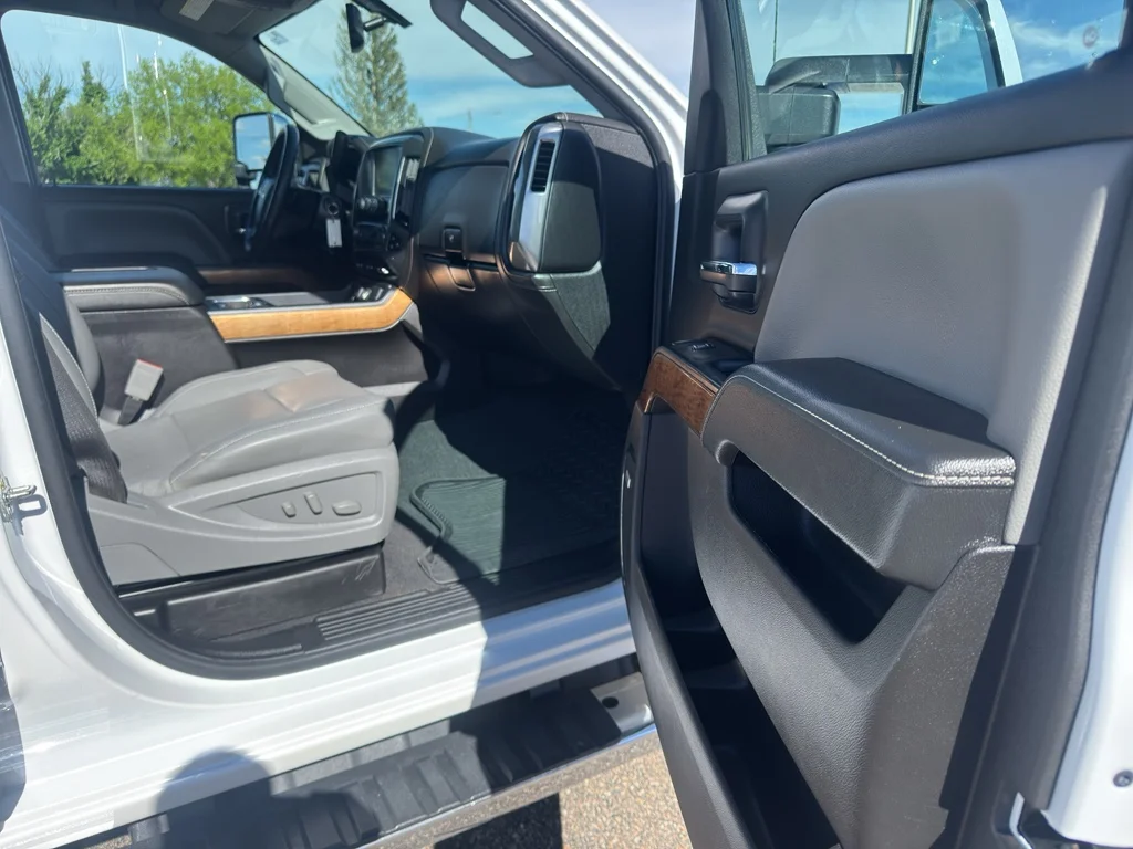 Used 2019 WHITE Chevrolet LTZ image 16