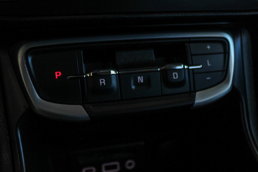 Used 2023 White GMC SLT image 19