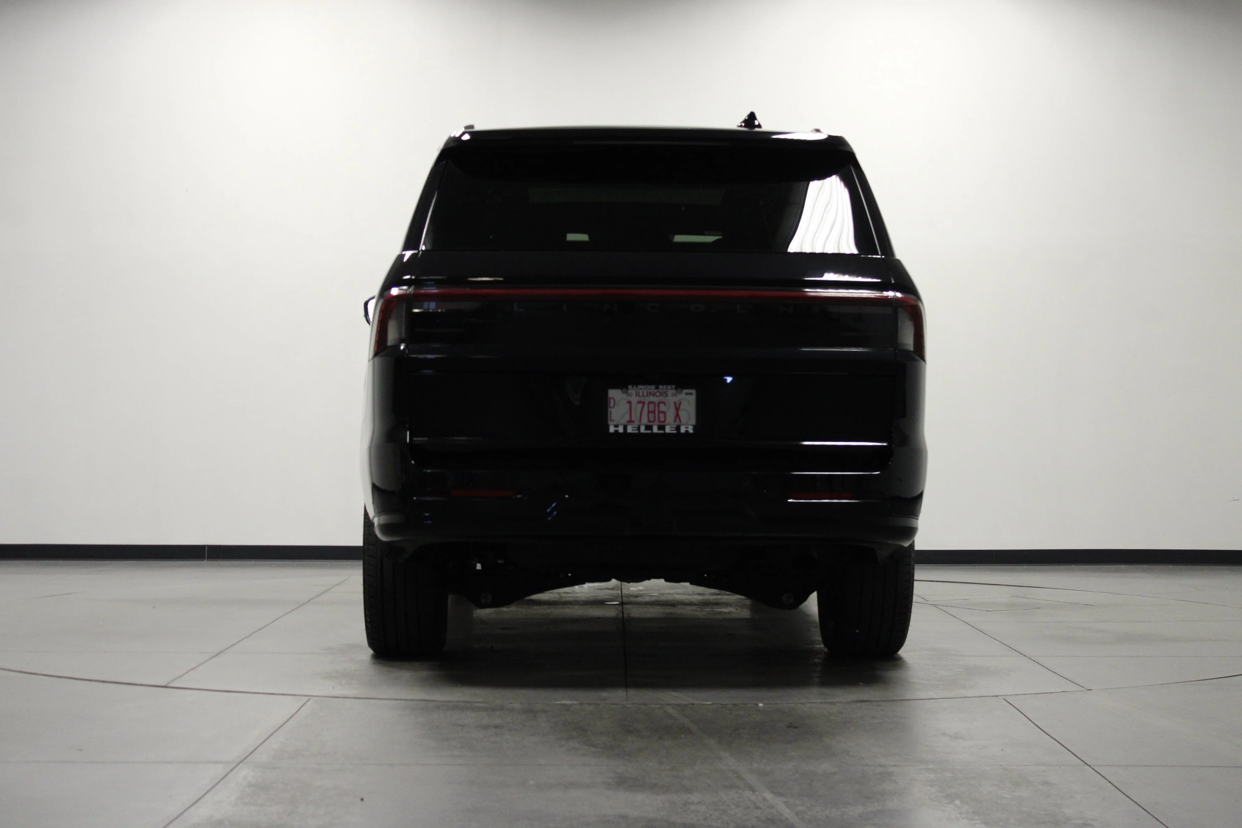 Used 2025 Black Metallic Lincoln Reserve image 5