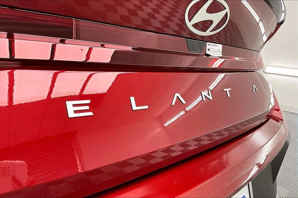 Used 2025 Red Hyundai SEL Sport image 8