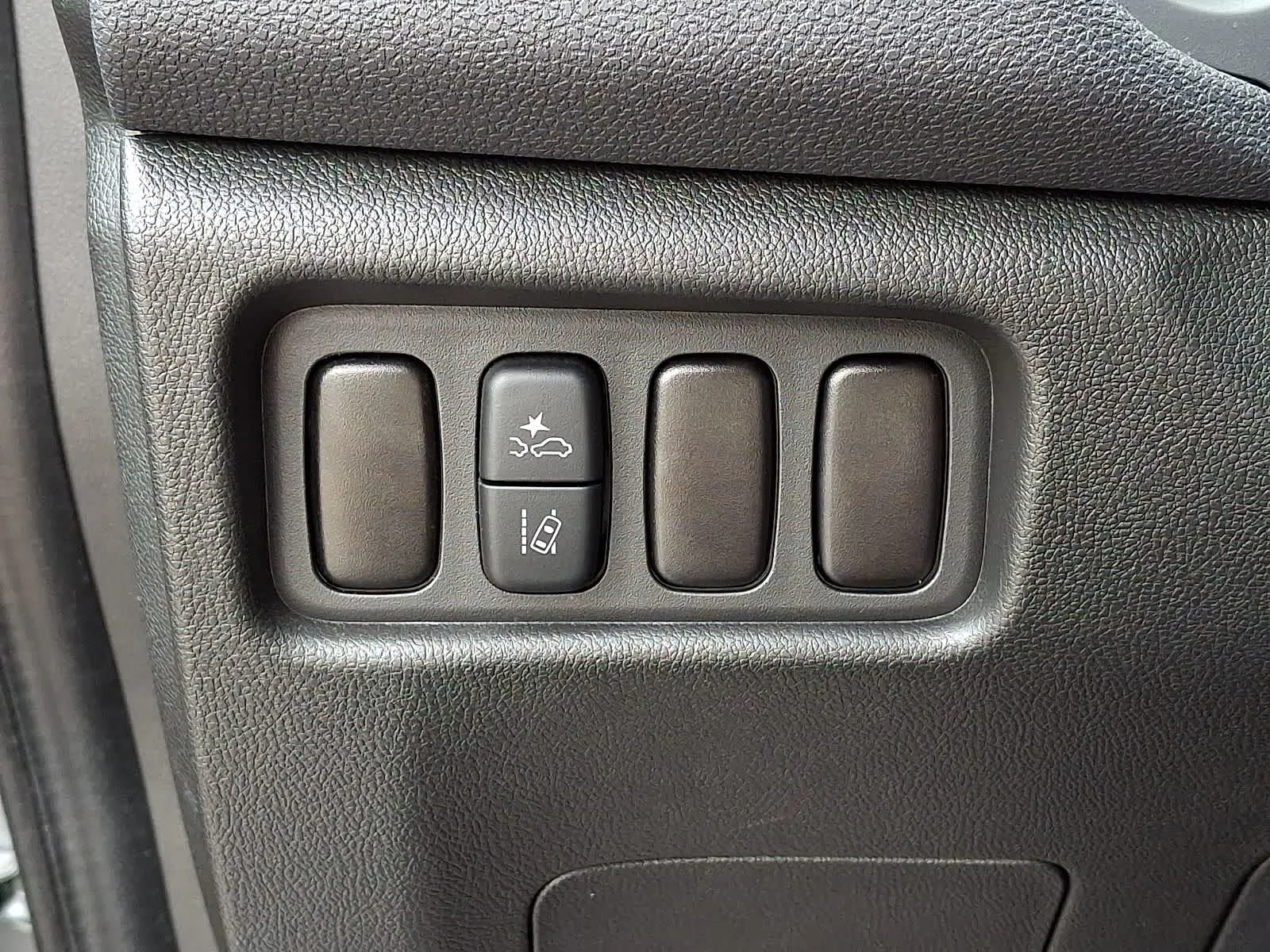 Used 2025 Mercury Gray Metallic Mitsubishi LE image 24