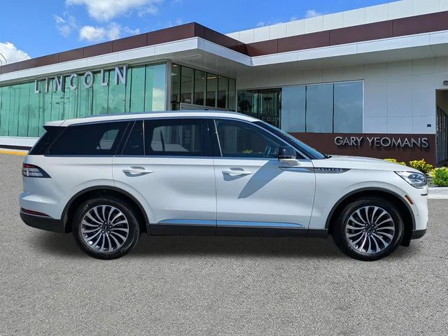 Used 2023 Pristine White Lincoln Reserve image 3