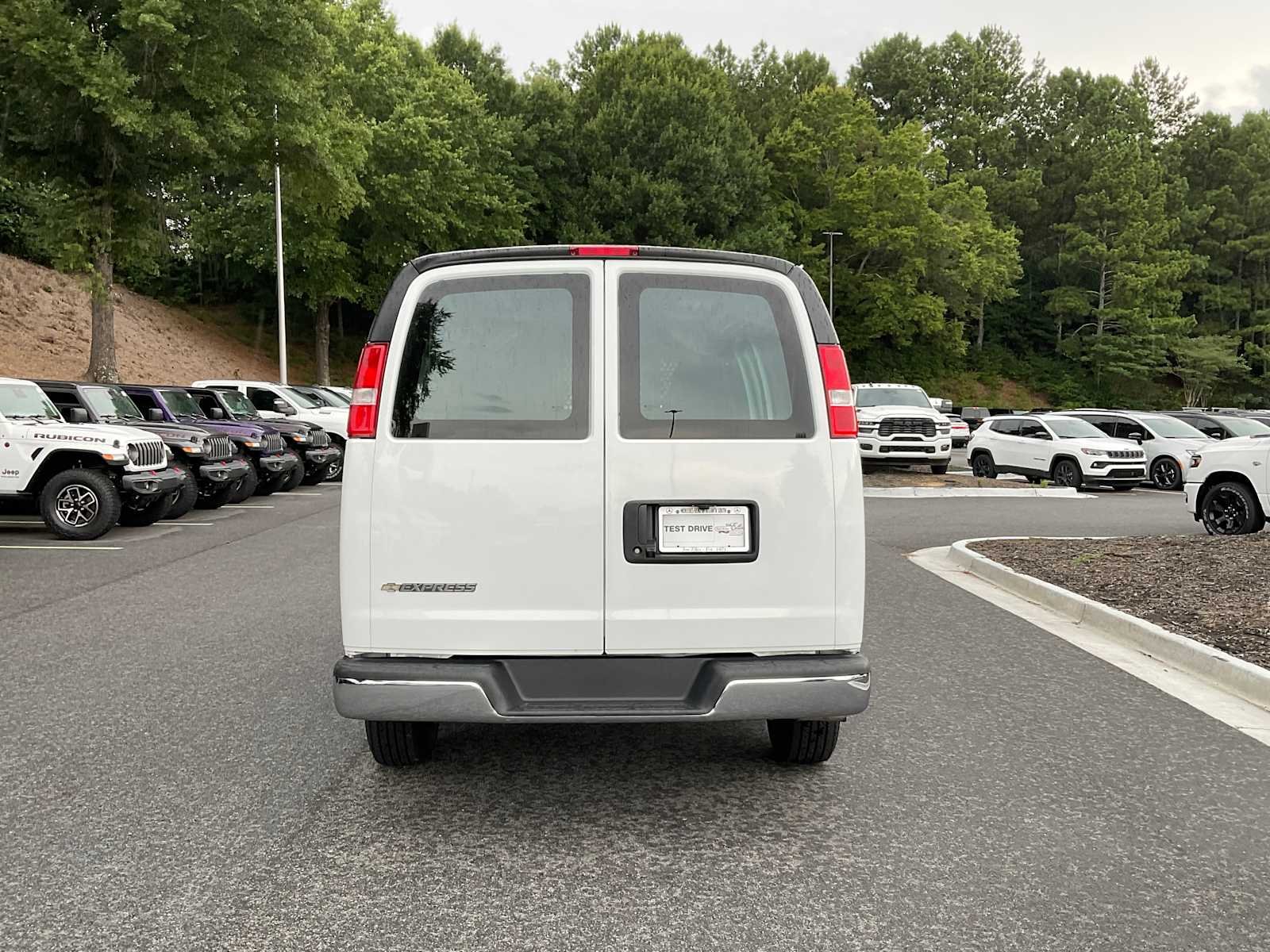 Used 2025 Summit White Chevrolet  image 4